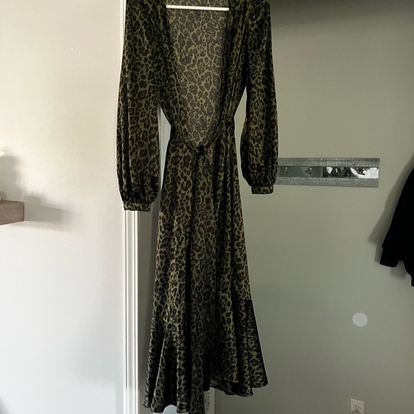 Express Leopard Print Long Sleeve Robe - Picture 3 of 4